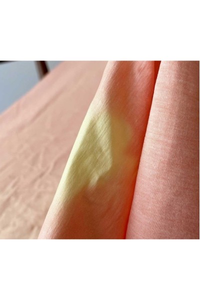 DG-XL Thermochromic Fabric  Temperature-sensitive twill fabric  Clothing fabric with temperature-change effect  Orange to yellow, blue to green, black to red, black to transparent  Density: 190T  Orange changes to yellow (31°C)  Weight: 200 g/m² detail view-3